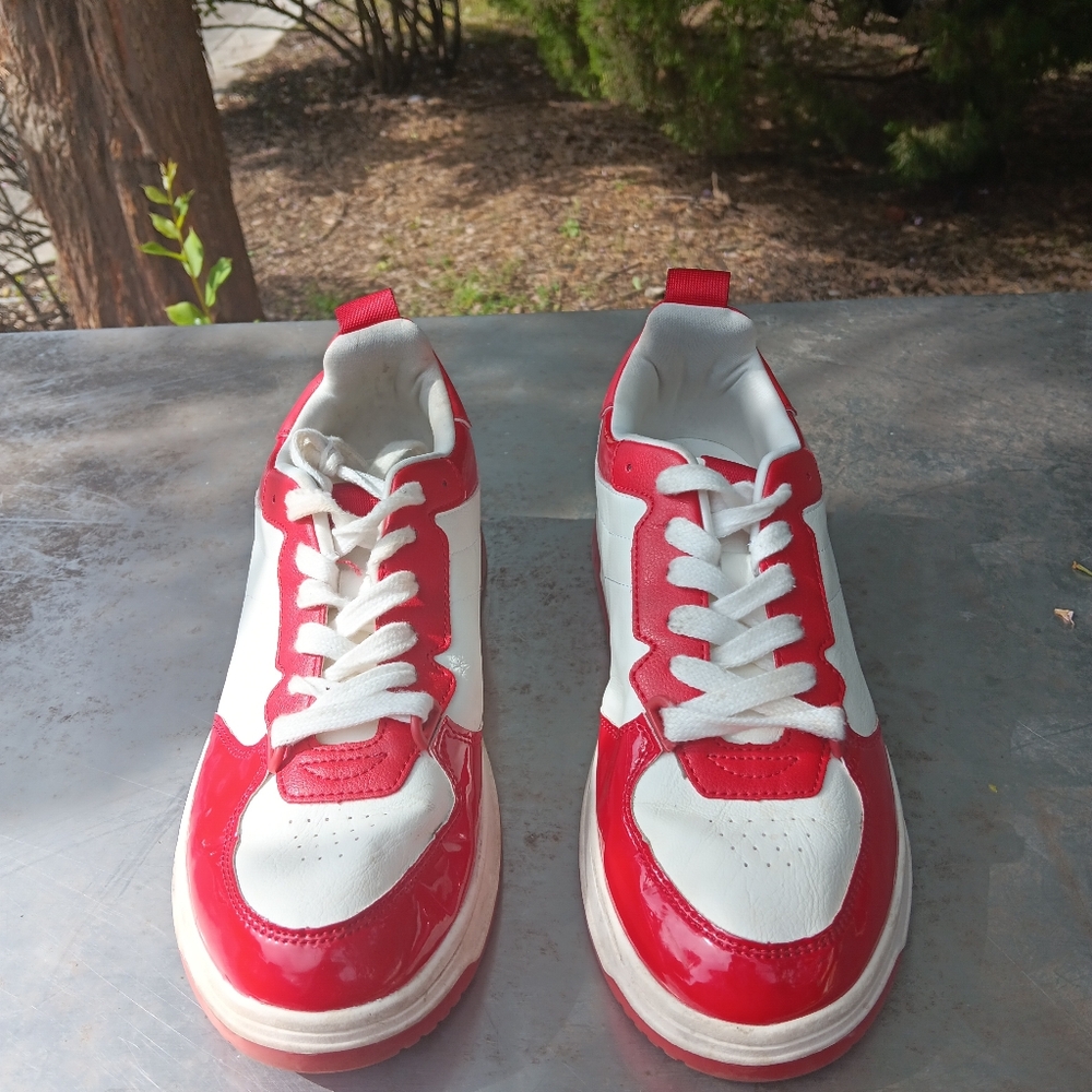 LADIES NO BOUNDARIES RED & WHITE TENNIS SHOES 10